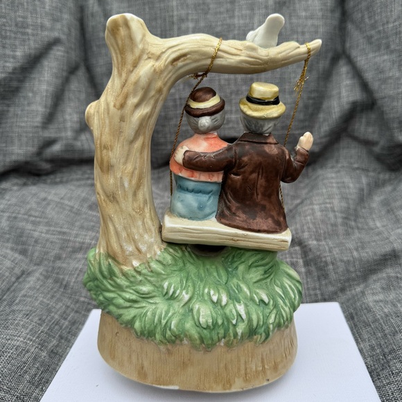 Elderly man and woman wind up music player - Picture 4 of 4